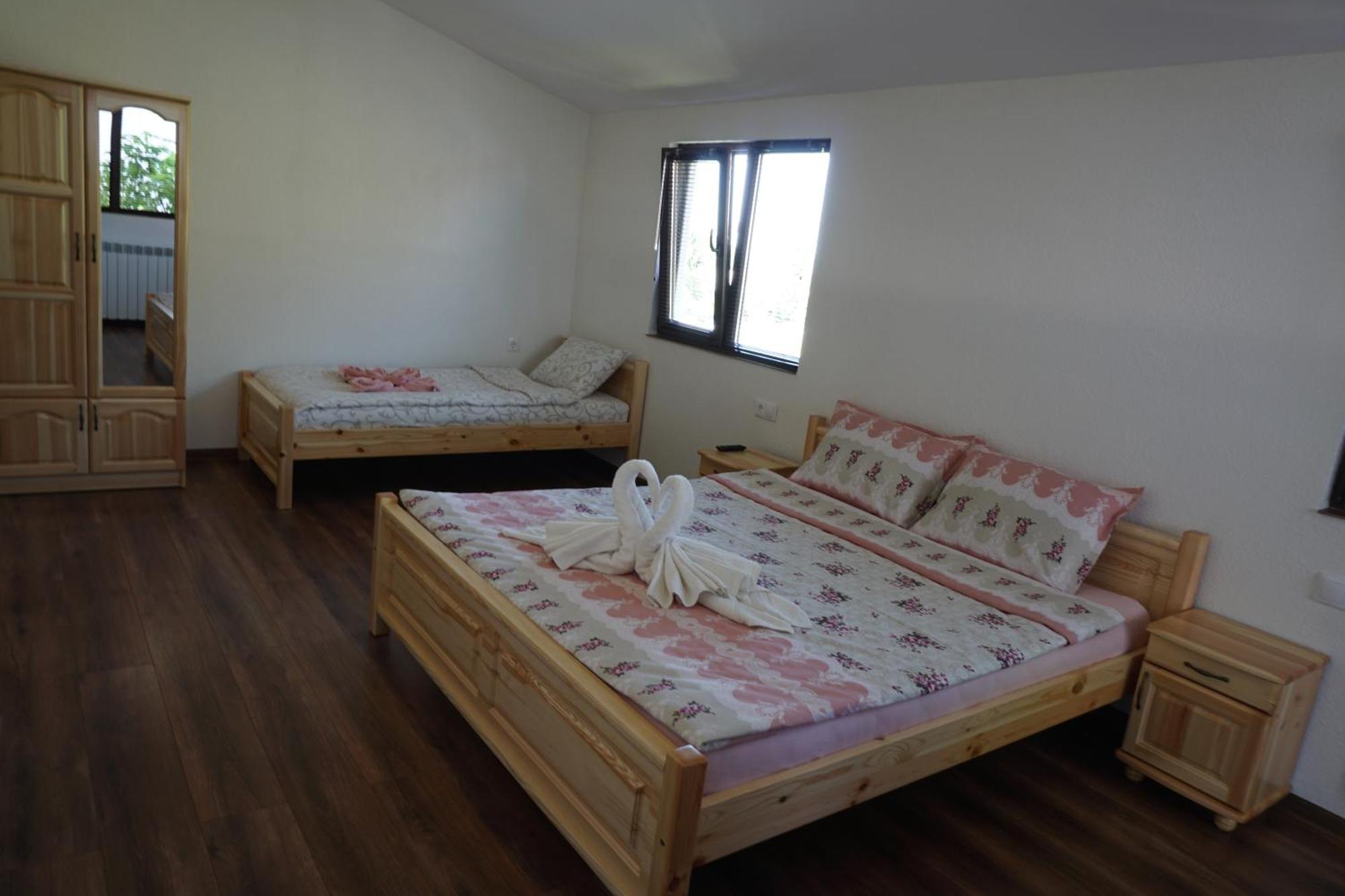 Guesthouse Juli サパレヴァ・バニャ エクステリア 写真