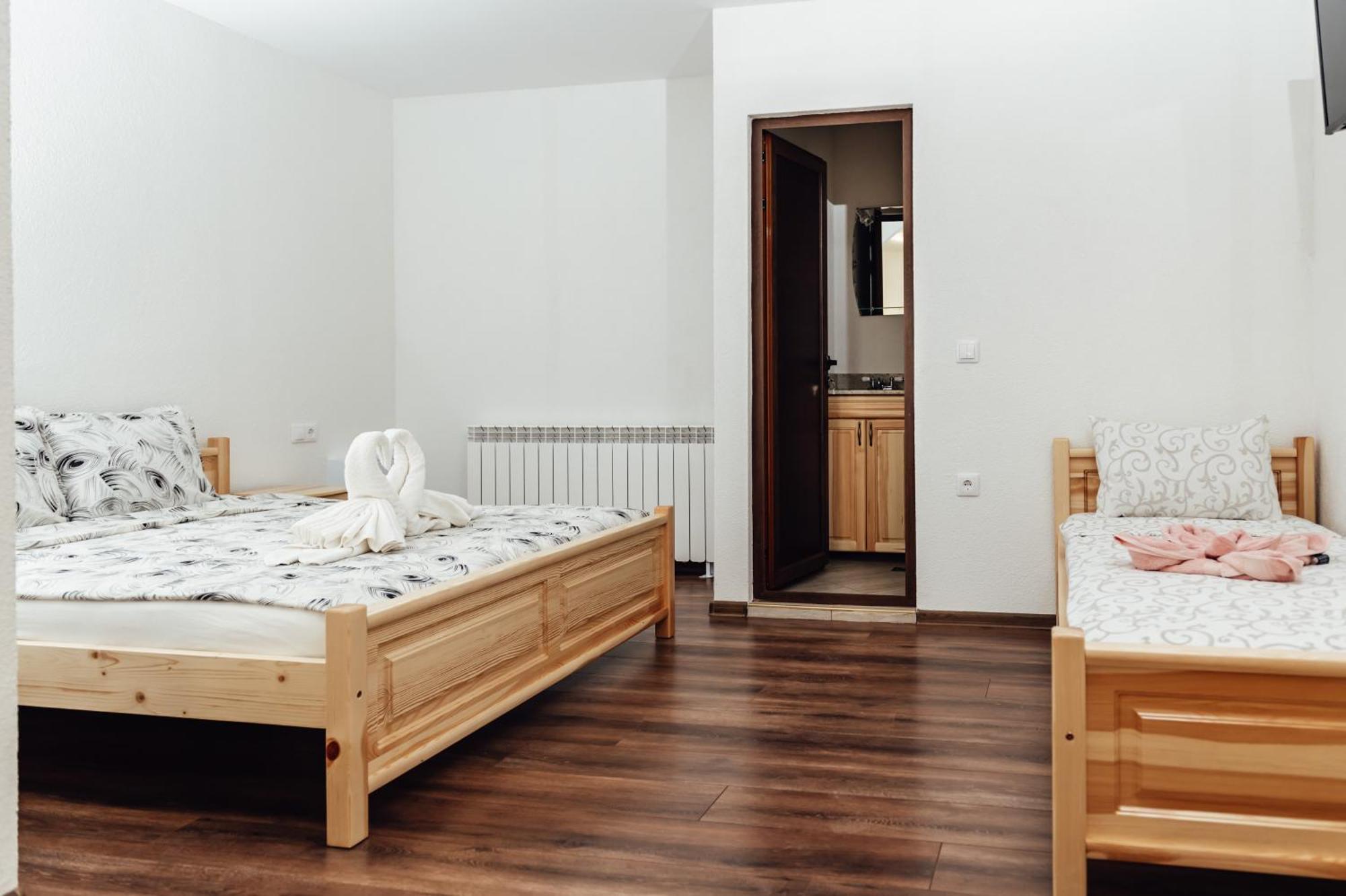 Guesthouse Juli サパレヴァ・バニャ エクステリア 写真