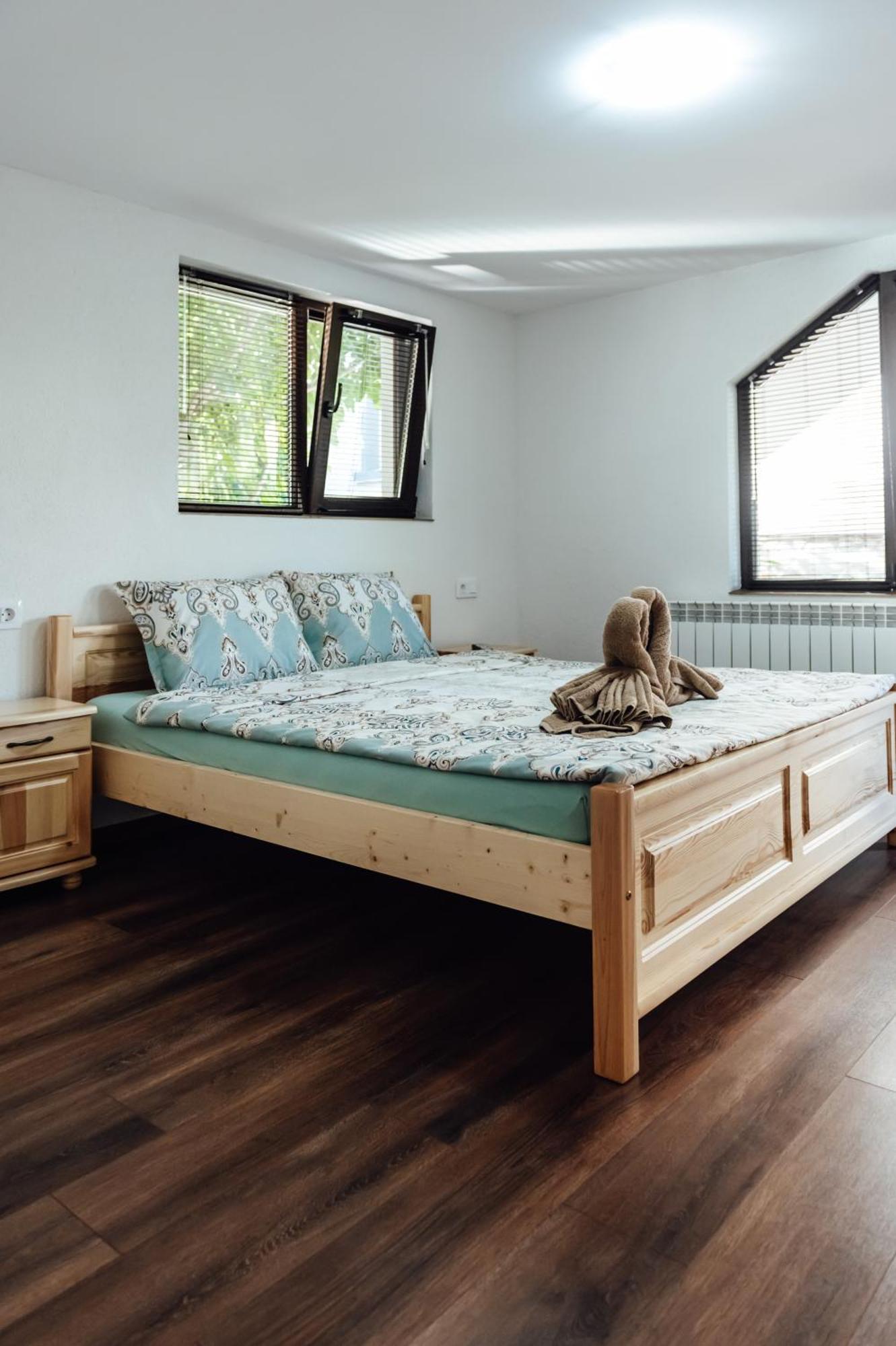 Guesthouse Juli サパレヴァ・バニャ エクステリア 写真