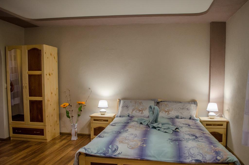 Guesthouse Juli サパレヴァ・バニャ エクステリア 写真